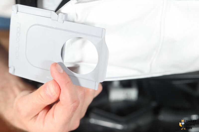 Der Einwegbeutel des Roborock Q Revo MaxV wird in den Händen gehalten.